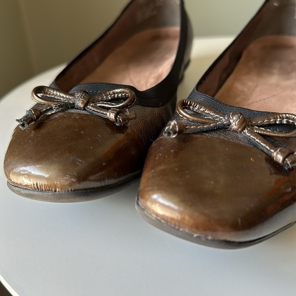 Clarks Artisan Bronze Leather Bow Ballet Flat Cap Toe Comfort Women's 7 Flaw - Picture 14 of 17